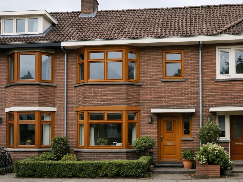 foto van nieuwe kunststof kozijnen in een opvallende kleur in een woning in Beverwijk, gezien vanaf de buitenkant